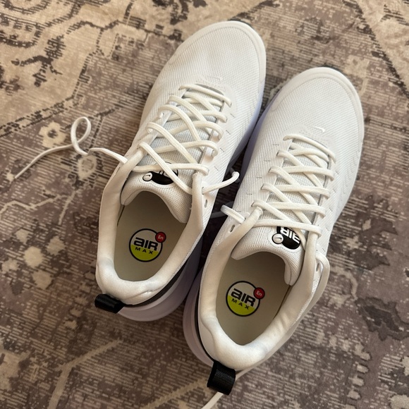 Nike White and Black air max nauxius - Picture 4 of 6